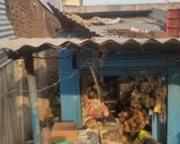 गोरखपुर गोला पश्चमी चौराहे पर स्थित किराना की दुकान पर चोरों ने किया हाथ साफ