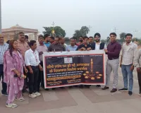 प्रयागराज में पत्रकार की हत्या के विरोध में राजधानी में कैंडल मार्च जर्नलिस्ट प्रोटेक्शन एसोसियेशन के बैनर तले पत्रकारों का विरोध प्रदर्शन।