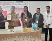 निःशुल्क स्वास्थ्य शिविर में रोगियों का परीक्षण कर दवाएं वितरित कीं 