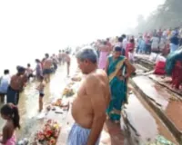 ड्योढ़ी घाट पर हजारों श्रद्धालुओं ने लगाई गंगा में डुबकी