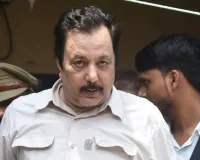 अखिलेश दुबे के सहयोगी भूपेश अवस्थी की अधिवक्ता बेटे समेत तलाश : छापे जारी 