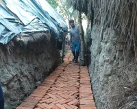 लाखों की लागत से बन रहा खड़ंजा पीली ईंटों का जमकर प्रयोग गुणवत्ता पर उठे सवाल