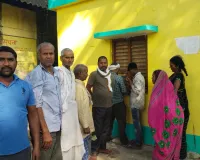 खाद के लिए  किसान परेशान , दोपहर से वितरण हुआ शुरू