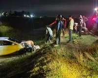 अनियंत्रित होकर खाई में गिरा तेज रफ्तार कार