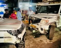 तेज रफ्तार एसयूवी बाइक और पिकअप से भिड़ी, तीन घायल