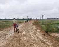 कीचड़ से भरी सड़क पर चलना मुश्किल- सांसद,विधायक से इस पर भी ध्यान देने की मांग..