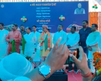 बनारस से छिवकी पहुँची वंदे भारत ट्रेन, हरी झंडी दिखाकर किया रवाना