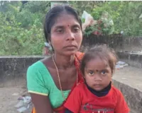 बीमारी से जूझ रही महिला, तीन साल की बेटी संग खुले आसमान तले काट रही दिन-रात; लगाई मदद की गुहार