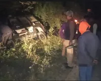 पीआरवी वाहन बेकाबू होकर खाई में पलटा स्टेयरिंग फेल होने से हुआ हादसा, तीन पुलिसकर्मी बाल- बाल बचे 