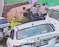 बीच सड़क पर महिला और बेटे की बेरहमी से पिटाई, पुलिस पर पक्षपात के आरोप;