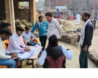 गुरचिहवा में घर-घर जाकर फ़ॉर्म भरवा रहे प्रधान रमेश कुमार बिट्टू