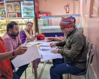 एसआईआर फॉर्म भरने के लिए उमड़ी भीड़, बीएलओ ने की लोगों की मदद