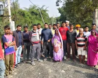 दुबौलिया में ग्रामीणों ने मानकविहीन सड़क मरम्मत कार्य रोका, पीडब्ल्यूडी पर लापरवाही का लगा आरोप