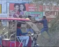 बाइक की टक्कर के बाद युवकों मे हुई जमकर मारपीट चले लात-घुसे, भीड़ देखकर बाइक सवार फरार 