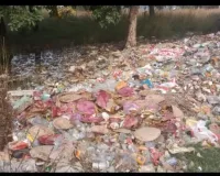 भरसी मोड़ पर सड़क किनारे गड्ढे में गिर रहा कचरा बना खतरा, दुर्गंध से परेशान लोग – जलजनित बीमारियों का बढ़ा जोखिम