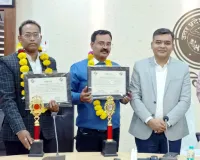 एसआईआर में शत-प्रतिशत ईएफ डिजिटाइजेशन करने वाले दो बीएलओ को डीएम ने किया सम्मानित