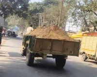 सिकंदराबाद पुलिस चौकी के सामने फर्राटा भर रही मिट्टी की ओवरलोड ट्रालियां