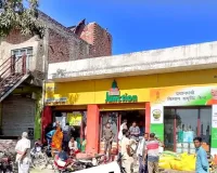 जबरन यूरिया की बोरी के साथ  किसानों को दिया जा रहा बिरला बलवान का थैला