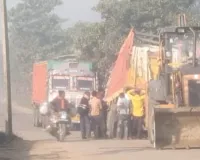 कुशीनगर ब्रेकिंग : के.बी पुलिस चौकी के पास अवैध बालू लदी ट्रक सड़क में धसी