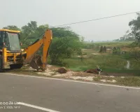 मृत पड़े गौवंशों के शवों की दुर्गंध से परेशान आसपास के लोग प्रशासन ने जेसीबी से गड्ढे खुदवाकर किया डिस्पोज