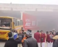 अरौल थाना क्षेत्र में स्कूली बस पीछे से कंटेनर से टकराई