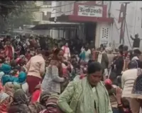 वेतन स्थाईकरण की मांग को लेकर डीएम कार्यालय में आशा वर्करों का धरना