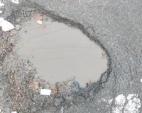 फर्जी निस्तारण' के खेल में धंसी जनता की गाढ़ी कमाई: नंदलाल चौराहे पर दो महीने से बह रहा पानी, अफसर मौन