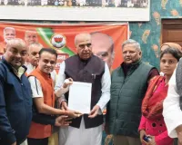 व्यापारियों ने दुकान के किराए में हुई वृद्धि को लेकर सांसद को ज्ञापन सौंपा