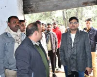 जिलाधिकारी ने उर्वरक के दुकानों का किया औचक निरीक्षण, दिए निर्देश