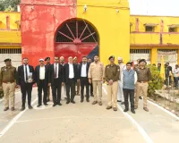 देवरिया : कैदियों से मिले जिला जज एवं डीएम, सुनी गई समस्या