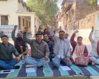 ग्राम पंचायत सचिव व ग्राम विकास अधिकारी ने ऑनलाइन हाजिरी को लेकर किया जोरदार धरना प्रदर्शन