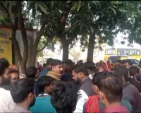 कप्तानगंज थाने पर शव को रखकर परिजनों ने किया प्रदर्शनकर स्कूल बहन के खिलाफ दर्ज हो मुकदमा