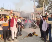 कुशीनगर : भाजपा नेता ने बाबरी मस्जिद के विरोध में हुमायु का पुतला फुंका 