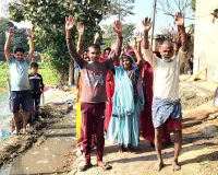 रोड पर जलजमाव को लेकर ग्रामीणों ने किया विरोध प्रदर्शन