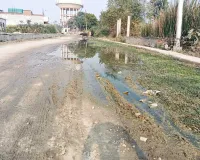 नाले की निकासी न होने से सड़क पर बह रहा गंदा पानी 