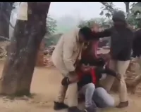 प्रयागराज में खाकी की हैवानियत बेनकाब! कैमरे में कैद