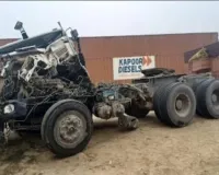 घने कोहरे में भिड़े तीन वाहन, 1 घंटे विलंब से पहुंची स्थानीय पुलिस।