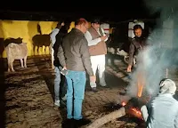 शीतलहर में गौशाला के संवर्धित गौवंश की  गौसेवा भाव से गौवंशों  की सुरक्षात्मक व बचाव हेतु बीडीओ परसरामपुर विनोद कुमार सिंह रात्रिकालीन भ्रमण