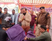 कड़ाके की ठंड में मानवता की मिसाल: दुबौली बाज़ार में जरूरतमंदों को कंबल वितरण