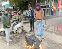 महाराजगंज तराई बाजार में अलाव व्यवस्था ठप, टायर-कचरा जलाने को मजबूर लोग
