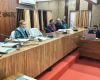 जिलाधिकारी ने की कर-करेत्तर की मासिक समीक्षा बैठक, राजस्व वसूली में तेजी लाने के दिये निर्देश