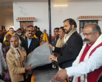 व्यापार मंडल गोपीगंज द्वारा दो हजार कंबलों का वितरण