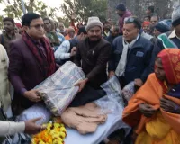 औराई के चंद्रपुरा में सांसद ने गरीबों को कंबल वितरित कर दिया संबल