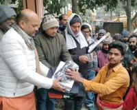 Kushinagar : भीषण ठंड में नगरकर्मियों के लिए राहत की पहल, नपाध्यक्ष विनय जायसवाल ने वितरित किए गर्म कपड़े