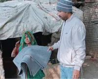 कलम के साथ अब कंबल से सेवा, पत्रकार अजीत सिंह ने पेश की मानवता की मिसाल