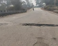 चोरझरिया पुल बना मौत का रास्ता, जर्जर सड़क पर हर सफर खतरे से भरा, प्रशासन मौन