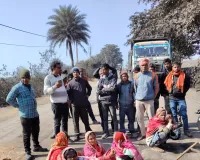 केरेडारी बशीर चौक पर हाइवा की चपेट में आया युवक, बाल-बाल बची जान 