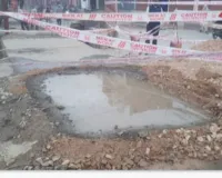 गोला तहसील तिराहे पर नई पुलिया धंसने से हड़कंप,रातोंरात पैचवर्क कर भ्रष्टाचार छिपाने की कोशिश, गुणवत्ता पर उठे गंभीर सवाल