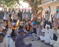 अवैध पुल को लेकर किसानों को विरोध जारी।