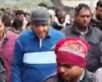 विधानसभा अध्यक्ष सतीश महाना ने भैंस का दूध निकाल कर पिया